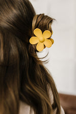 Load image into Gallery viewer, Daisy Claw in Yellow
