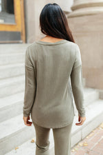 Load image into Gallery viewer, Essential Lounge Top in Mineral Wash Olive
