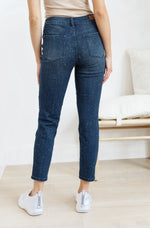Load image into Gallery viewer, Mid-Rise Relaxed Fit Mineral Wash Jeans
