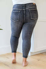 Load image into Gallery viewer, Tabitha Front Yoke Skinny Black Wash Jeans
