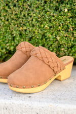 Load image into Gallery viewer, Taylor Braided Clogs In Brown
